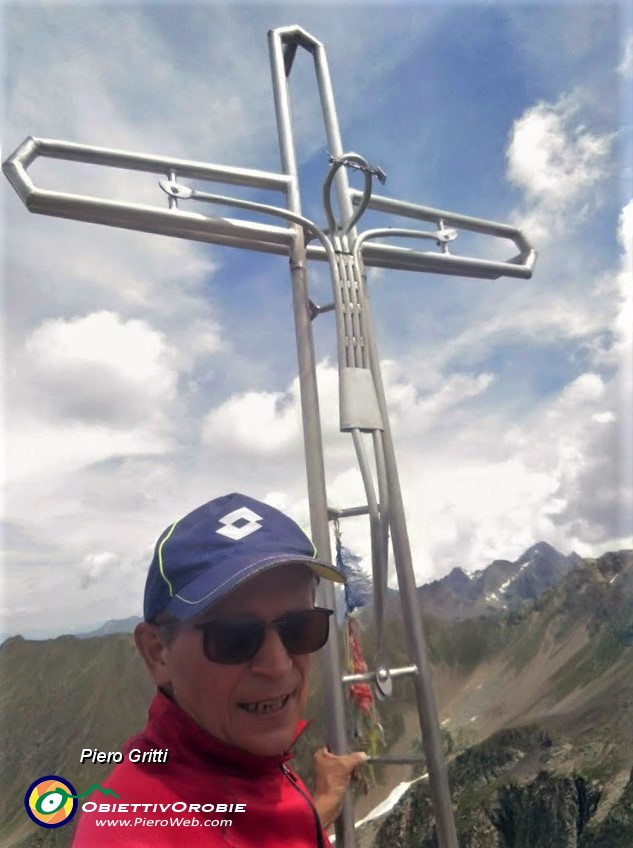 59 Alla bella croce di vetta del Pizzo Zerna (2572 m)-selfie col Pizzo del Diavolo.jpg